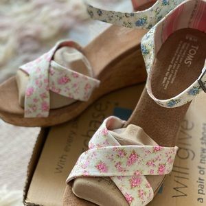 TOMS x Shabby Chic floral cork wedges size 9.5 NIB